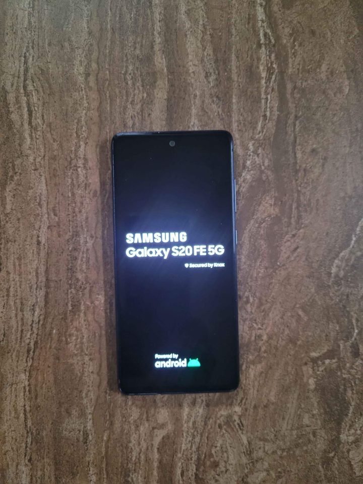 Second Hand 128GB Samsung S20FE in Mint Condition For Sale Edmonton, Alberta Gallery Image