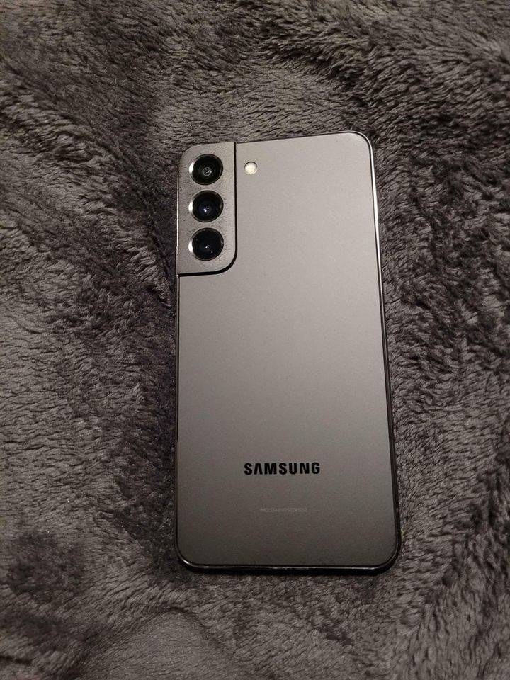 Second Hand Samsung Galaxy S22 (Black) 128GB For Sale Calgary, Alberta Gallery Image
