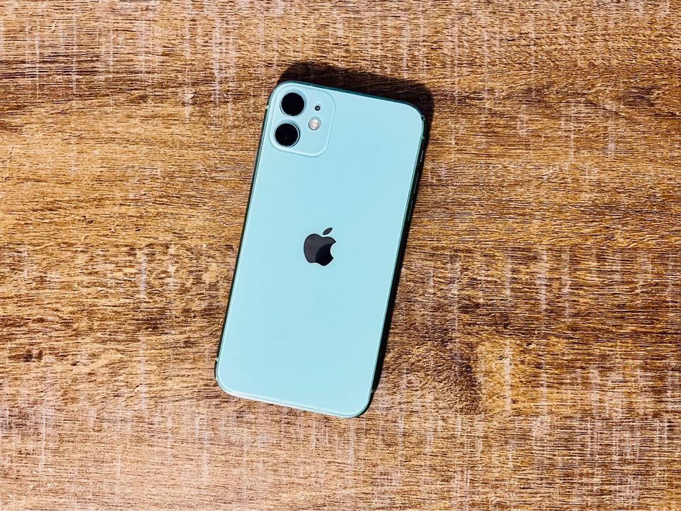 Second Hand Unlocked iPhone 11 64 GB *Perfect Condition* For Sale Edmonton, Alberta Gallery Image