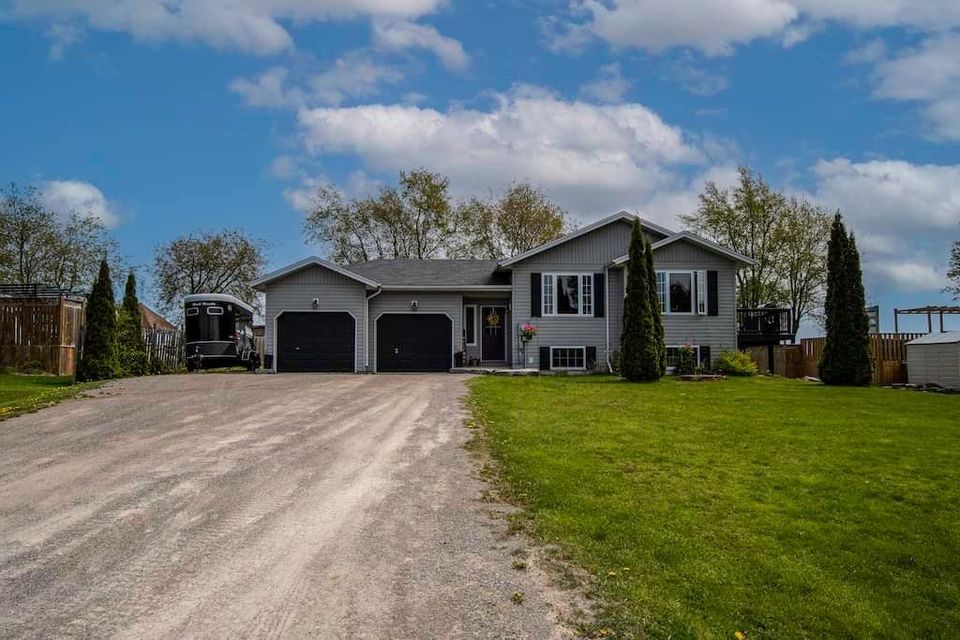 4 bd 2bath with deeded access For Sale 64 Cedarview Dr, Kawartha Lakes, Ontario Gallery Image