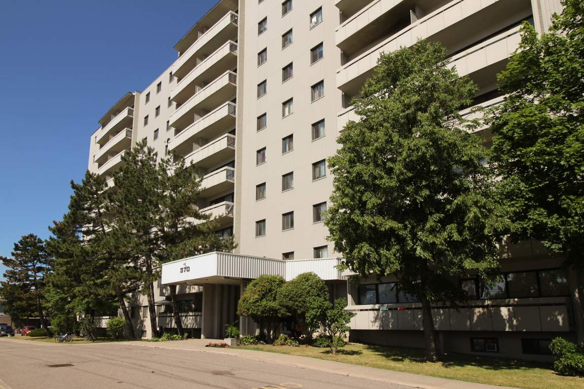 Modern Living 370 Steeles AVE Newly Renovated Units Near Schools, Shopping, and Parks